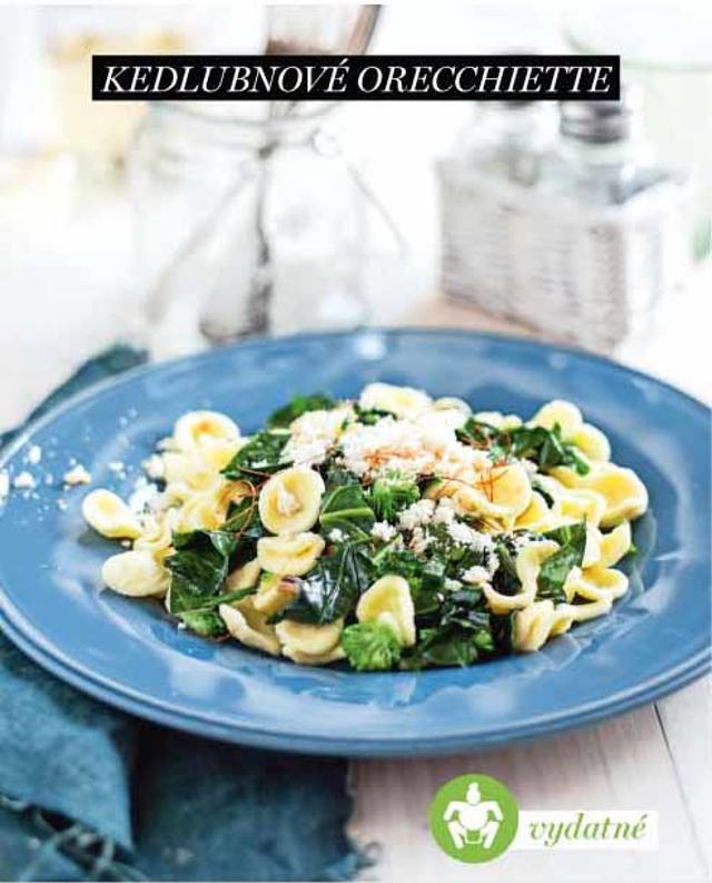 Kedlubnové orecchiette se strouhankou

PRO 4 OSOBY:

300 g těstovin orecchiette, 300 g omytých kedlubnových listů, 2 stroužky česneku, 1 ančovička, sůl, pepř, strouhanka

Listy povařte pár minut v osolené vodě, slijte (vodu si ponechejte) a prolijte ledovou vodou a nasekejte. Na pánvi rozehřejte olej a opečte na něm nasekaný česnek. Přidejte listy a ančovičku a restujte asi 5 minut.

 

Mezitím uvařte orecchiette podle návodu na obalu ve vodě po kedlubnových listech. Slité je vhoďte k listům do pánve a restujte ještě asi 2 minuty. Podávejte posypané strouhankou.

 

TIP: „Ouška“ orecchiette pocházejí z jihoitalského regionu Apulie, a proto se míchají s jinými surovinami, než na které jste v italských receptech zvyklí. Kromě kedlubnových listů je Italové připravují s opečenou brokolicí nebo s rajčatovou salsou a měkkou klobásou salsiccií, vymačkanou ze střívka (prodávají např. Wine Food Market, Makro nebo Naše maso).
