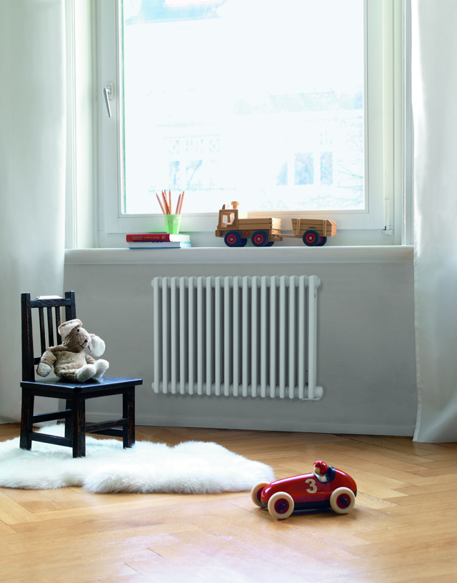 Díky speciálně velké vzdálenosti mezi články je důkladné čištění radiátoru velmi snadné. Na výběr je spousta barev a povrchových úprav. Designový článkový radiátor Zehnder Charleston Clinic, ocel, odstín RAL 9016, 115 cm x 60 cm x 6,2 cm, Zehnder.cz, 20 090 Kč
