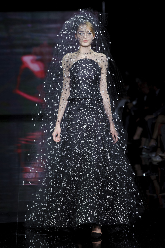 Puntíky od Armaniho (2014)

O puntících bychom si mohli myslet, že se na haute couture fashion week nehodí stejně jako džíny nebo malé černé. Ale italský módní dům Armani nás v roce 2014 přesvědčil o opaku. 
