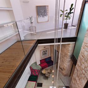 Galerie: Do staletého domu vestavěli moderní interiér
