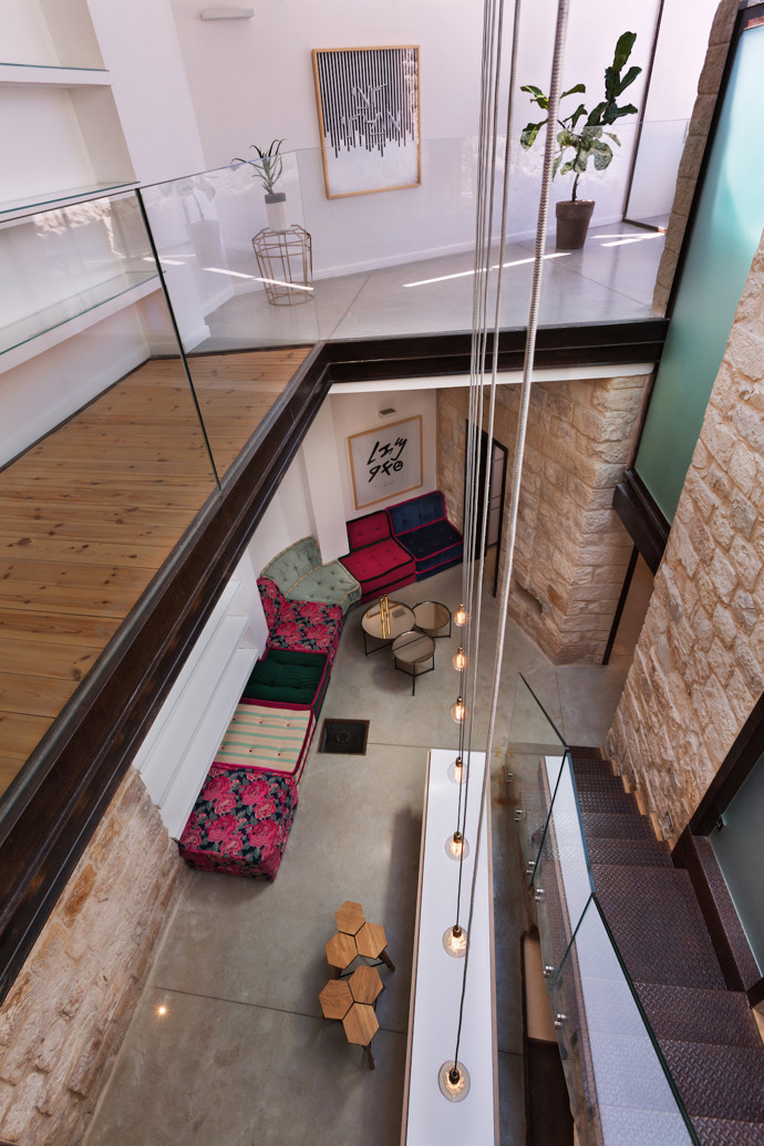 Galerie: Do staletého domu vestavěli moderní interiér