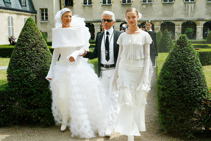 Linda jako Chanel nevěsta (2003)

Na seznamu přelomových haute couture přehlídek nesmí chybět svatební šaty. Supermodelka Linda Evangelista, která mnohokrá zazářila na přehlídkách značky Chanel, v roce 2003 ukončovala haute couture přehlídku jako takzvaná "Chanel Bride".
