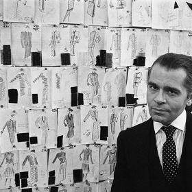 První přehlídka Karla Lagerfelda pro Chanel (1983)

Karl Lagerfeld stál v čele francouzského módní domu Chanel více než tři dekády a stal se tak jednou z nejrespektovanějších módních ikon. V roce 1983, kdy kreativní vedení značky převzal, se nechal slyšet, že haute couture je extrémně náročný a zdlouhavý proces. Karl Lagerfeld se stal oblíbeným díky mnoha kolekcím, jeho první haute couture kolekce pro Chanel to ale nebyla. I přesto, že se jí snažil vyjádřit klasickou atmosféru Chanelu z 20. a 30. let, vysloužil si od publika více než pár zvednutých obočí.
