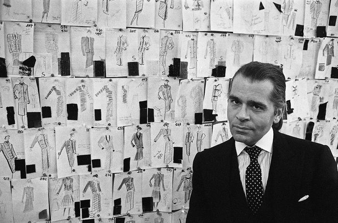 První přehlídka Karla Lagerfelda pro Chanel (1983)

Karl Lagerfeld stál v čele francouzského módní domu Chanel více než tři dekády a stal se tak jednou z nejrespektovanějších módních ikon. V roce 1983, kdy kreativní vedení značky převzal, se nechal slyšet, že haute couture je extrémně náročný a zdlouhavý proces. Karl Lagerfeld se stal oblíbeným díky mnoha kolekcím, jeho první haute couture kolekce pro Chanel to ale nebyla. I přesto, že se jí snažil vyjádřit klasickou atmosféru Chanelu z 20. a 30. let, vysloužil si od publika více než pár zvednutých obočí.
