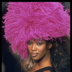 Malé černé jako couture (1994)

Look, který na první pohled nevypadá, že by se na haute couture fashion weeku vůbec měl objevit, vynesla na přehlídku Chanel Naomi Campbell. Malé černé šaty jsou sázkou na jistotu dodnes a nepřehlédnutelný růžový klobouk je přesně tím, co je posune na úroveň haute couture.
