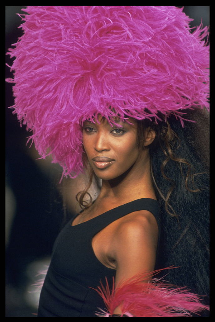 Malé černé jako couture (1994)

Look, který na první pohled nevypadá, že by se na haute couture fashion weeku vůbec měl objevit, vynesla na přehlídku Chanel Naomi Campbell. Malé černé šaty jsou sázkou na jistotu dodnes a nepřehlédnutelný růžový klobouk je přesně tím, co je posune na úroveň haute couture.

