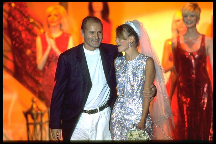 Gianniho blyštivý večírek (1995)

Zatímco u ostatních značek znamenaly haute couture přehlídky způsobnou schůzku dam z vyšší třídy, u Gianniho Versace šlo spíš o divoké devadesátkové večírky, kdy se tleskalo každému blyštivému looku, který se na přehlídkovém mole objevil. Minimalismus je slovo, které Gianni Versace neznal a ani jeho sestra Donatella, která značku od tragické smrti svého bratra vede, mu nikdy neholdovala. Zlatá, stříbrná, zářivé barvy, metalické odlesky, flitry a šaty jako stvořené pro hollywoodský červený koberec, to je značka Versace dodnes.
