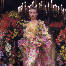 Kate Moss rozkvétá (1993)

Rok 1993 byl pro Kate Moss významný. Poprvé se objevila na obálce časopisu Vogue a zazářila na přehlídkovém mole v květovaných šatech od Yvese Saint Laurenta. Celá jeho kolekce na jaro a léto 1993 je důkazem, že móda se vrací, květované šaty v tomto stylu jsou totiž aktuálně velmi trendy.
