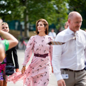 Korunní princezna Marie Dánská

Původním jménem Mary Elizabeth Donaldson se provdala za korunního prince Frederika Dánského. Mary je skotského původu, ale vyrůstala v Austrálii, kde se v roce 2003 s Frederikem potkali. Miluje módu, podporuje dánské značky, ale má zároveň smysl pro praktičnost. Obyvatelé Kodaně ji často mohou vidět, jak jede na kole se svými čtyřmi dětmi.
