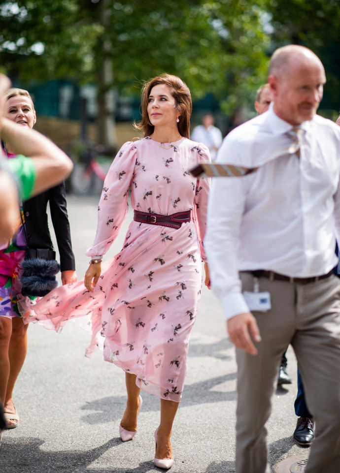 Korunní princezna Marie Dánská
Původním jménem Mary Elizabeth Donaldson se provdala za korunního prince Frederika Dánského. Mary je skotského původu, ale vyrůstala v Austrálii, kde se v roce 2003 s Frederikem potkali. Miluje módu, podporuje dánské značky, ale má zároveň smysl pro praktičnost. Obyvatelé Kodaně ji často mohou vidět, jak jede na kole se svými čtyřmi dětmi.
Korunní princezna Marie Dánská
Původním jménem Mary Elizabeth Donaldson se provdala za korunního prince Frederika Dánského. Mary je skotského původu, ale vyrůstala v Austrálii, kde se v roce 2003 s Frederikem potkali. Miluje módu, podporuje dánské značky, ale má zároveň smysl pro praktičnost. Obyvatelé Kodaně ji často mohou vidět, jak jede na kole se svými čtyřmi dětmi.