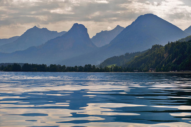 Pohled na jezero Wolfgangsee.
