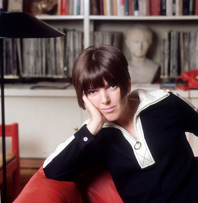 "Elegantní žena nosí oblečení. Oblečení nenosí ji."

- Mary Quant
