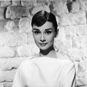 "Mého looku může snadno dosáhnout každá žena. Stačí si sepnout vlasy, nosit velké brýle a minišaty bez rukávů."
- Audrey Hepburn
"Mého looku může snadno dosáhnout každá žena. Stačí si sepnout vlasy, nosit velké brýle a minišaty bez rukávů."
- Audrey Hepburn