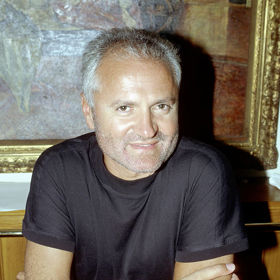 "Nebazírujte na trendech. Nedovolte, aby vás móda vlastnila. Rozhodněte se, kdo jste a co chcete vyjádřit tím, jak se oblékáte."
- Gianni Versace
"Nebazírujte na trendech. Nedovolte, aby vás móda vlastnila. Rozhodněte se, kdo jste a co chcete vyjádřit tím, jak se oblékáte."
- Gianni Versace