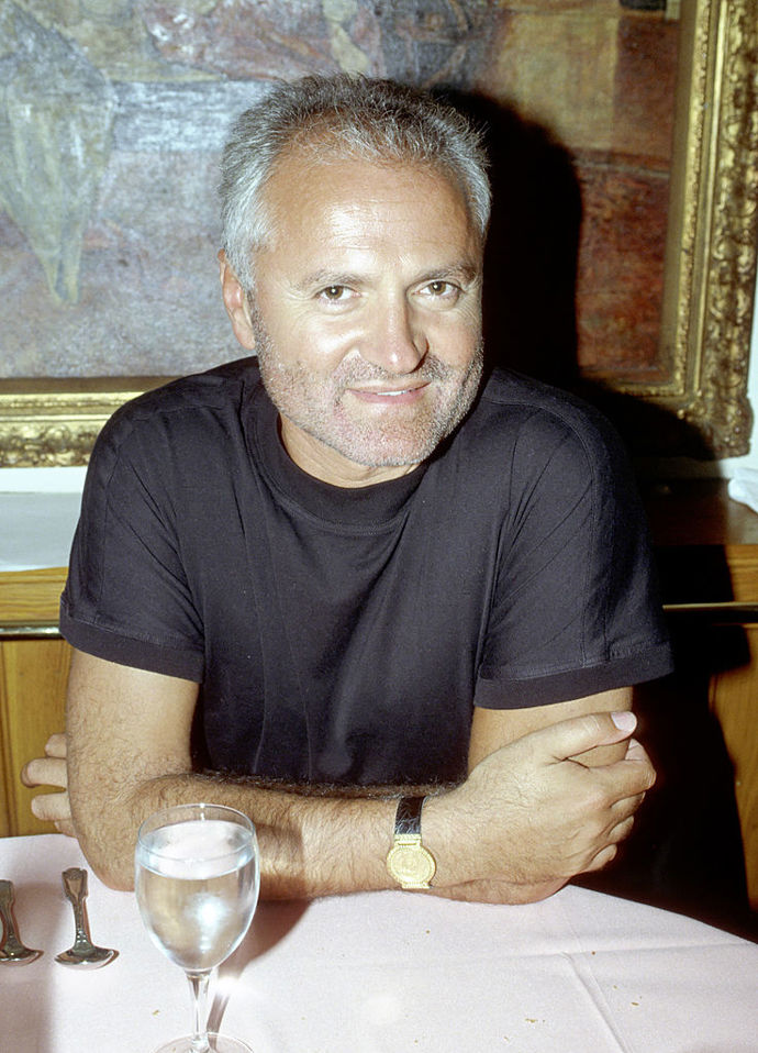 "Nebazírujte na trendech. Nedovolte, aby vás móda vlastnila. Rozhodněte se, kdo jste a co chcete vyjádřit tím, jak se oblékáte."

- Gianni Versace
