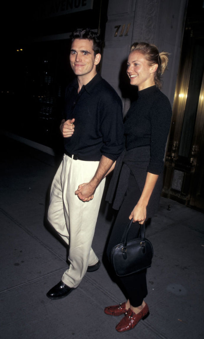 Minimalistické celočerné outfity jsou sázkou na jistotu. Na snímku je Cameron s hercem a režisérem Mattem Dillonem v roce 1990 v New Yorku.
Minimalistické celočerné outfity jsou sázkou na jistotu. Na snímku je Cameron s hercem a režisérem Mattem Dillonem v roce 1990 v New Yorku.