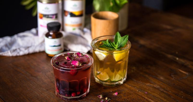 Recept na omlazující ledový čaj s bazalkou a růží Recept na omlazující ledový čaj s bazalkou a růží