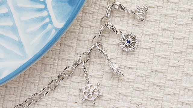Stříbrný náramek charms

