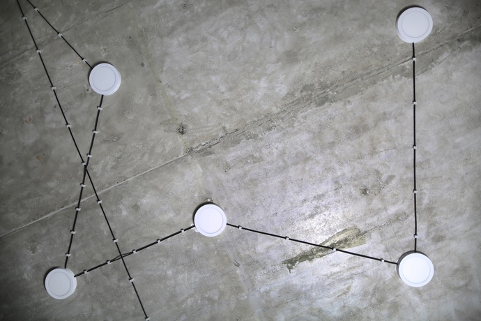 Betonový byt v pánském stylu, kde neztratíte čas uklízením