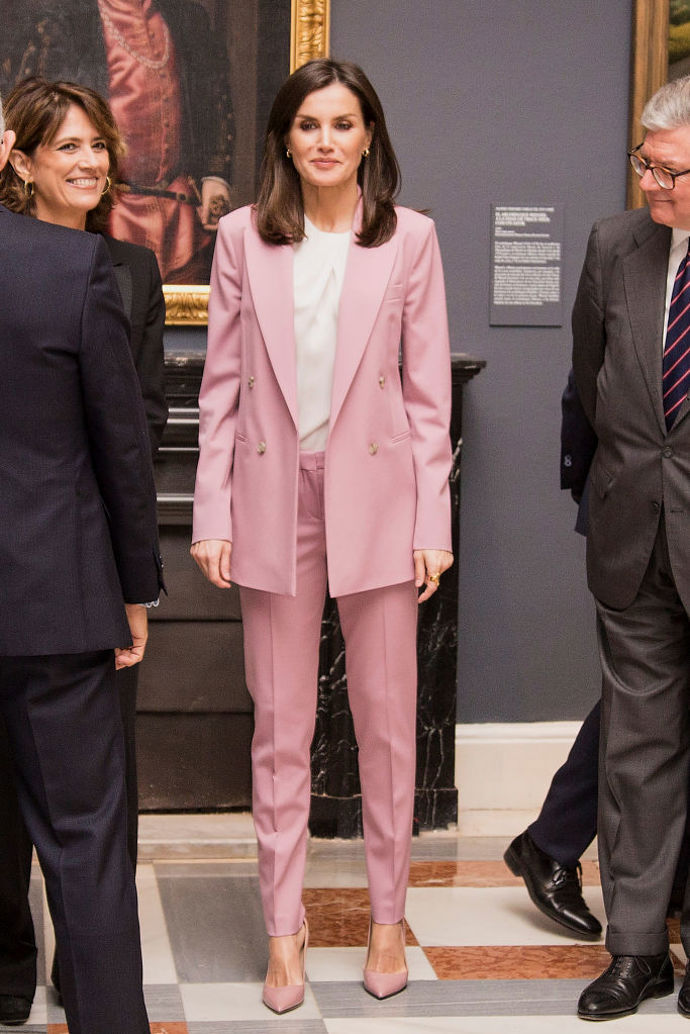 Letizia Španělská
Letizia je manželkou španělského krále Filipa VI. Ráda podporuje španělské módní značky, její oblíbené jsou květinové vzory a pastelové barvy, což bývá pro členky královských rodin typické.
Letizia Španělská
Letizia je manželkou španělského krále Filipa VI. Ráda podporuje španělské módní značky, její oblíbené jsou květinové vzory a pastelové barvy, což bývá pro členky královských rodin typické.