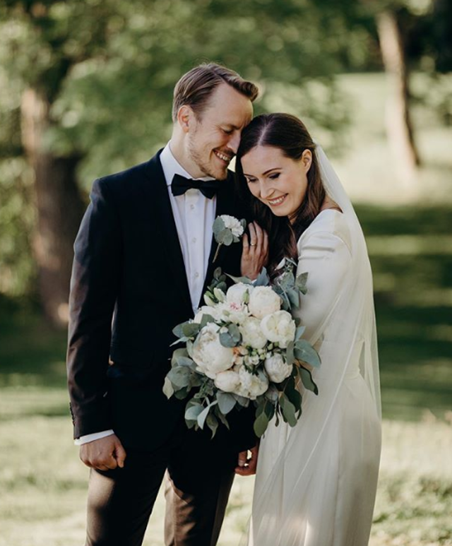 Kdo je Sanna Marinová?
Nová krev! Tak lze označit Sannu Marinovou, která už v šestadvaceti letech byla zvolena do městské rady města Tampere. Kariérní tempo nabralo u mladé Finky takové obrátky, že se o rok později stala předsedkyní městské rady a v roce 2015 byla zvolena za Sociálnědemokratickou stranu do parlamentu. Pomyslného politického Olympu dosáhla Marinová v prosinci 2009, kdy se ve svých čtyřiatřiceti letech stala finskou premiérkou.
Právě nízký věk vyvolává v některých lidech rozpaky, které však Sannu Marinovou vůbec neznepokojují. "Nikdy jsem nepřemýšlela o svém věku nebo pohlaví, přemýšlím nad důvody, kvůli kterým jsem šla do politiky, a také nad věcmi, které nám pomohly vyhrát důvěru voličů," řekla Marinová v rozhovoru pro The Guardian. Nutno podotknout, že Sanna Marinová není jedinou mladou ženou ve finské politice. Levicový svaz vede dvaatřicetiletá Li Anderssonová, stejně stará Katri Kulmnuniová stojí v čele Finského středu a čtyřiatřicetiletá Maria Ohisalová vede Zelený svaz. Vypadá to, že Finsko dalo vale konzervativnímu smýšlení.
ČTĚTE TAKÉ: Princezna Beatrice se vdala! Na svatbu oblékla šaty po královně Alžbětě II.
Časopis Marianne si nyní můžete, bez nutnosti platit poštovné, objednat až domů. Více informací se dozvíte zde.
Kdo je Sanna Marinová?
Nová krev! Tak lze označit Sannu Marinovou, která už v šestadvaceti letech byla zvolena do městské rady města Tampere. Kariérní tempo nabralo u mladé Finky takové obrátky, že se o rok později stala předsedkyní městské rady a v roce 2015 byla zvolena za Sociálnědemokratickou stranu do parlamentu. Pomyslného politického Olympu dosáhla Marinová v prosinci 2009, kdy se ve svých čtyřiatřiceti letech stala finskou premiérkou.
Právě nízký věk vyvolává v některých lidech rozpaky, které však Sannu Marinovou vůbec neznepokojují. "Nikdy jsem nepřemýšlela o svém věku nebo pohlaví, přemýšlím nad důvody, kvůli kterým jsem šla do politiky, a také nad věcmi, které nám pomohly vyhrát důvěru voličů," řekla Marinová v rozhovoru pro The Guardian. Nutno podotknout, že Sanna Marinová není jedinou mladou ženou ve finské politice. Levicový svaz vede dvaatřicetiletá Li Anderssonová, stejně stará Katri Kulmnuniová stojí v čele Finského středu a čtyřiatřicetiletá Maria Ohisalová vede Zelený svaz. Vypadá to, že Finsko dalo vale konzervativnímu smýšlení.
ČTĚTE TAKÉ: Princezna Beatrice se vdala! Na svatbu oblékla šaty po královně Alžbětě II.
Časopis Marianne si nyní můžete, bez nutnosti platit poštovné, objednat až domů. Více informací se dozvíte zde.