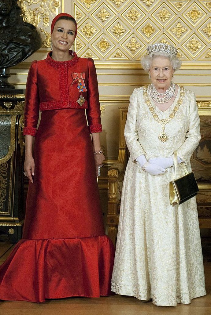 Sheikha Moza bint Nasser
Moza bint Nasser je manželkou katarského Hamád ibn Chalífa Al Sání, který byl dříve emírem Kataru. Vlastní francouzskou firmu Le Tanneur, která vyrábí kožené doplňky. Často se o ní mluví jako o nejelegantnější dámě světa od dob Jackie Kennedy.
Sheikha Moza bint Nasser
Moza bint Nasser je manželkou katarského Hamád ibn Chalífa Al Sání, který byl dříve emírem Kataru. Vlastní francouzskou firmu Le Tanneur, která vyrábí kožené doplňky. Často se o ní mluví jako o nejelegantnější dámě světa od dob Jackie Kennedy.
