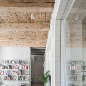 Slovenští architekti ze studia Kilo/Honč nás pozvali na návštěvu bytu ze 30. let, kde se pokusili mladé rodině vytvořit takový prostor, která by vypovídal o jejich individualitě a jeho návštěva byla pro každého zážitkem.
Slovenští architekti ze studia Kilo/Honč nás pozvali na návštěvu bytu ze 30. let, kde se pokusili mladé rodině vytvořit takový prostor, která by vypovídal o jejich individualitě a jeho návštěva byla pro každého zážitkem.