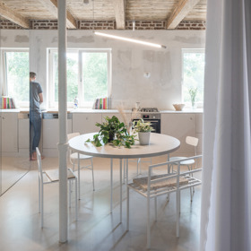 Slovenští architekti ze studia Kilo/Honč nás pozvali na návštěvu bytu ze 30. let, kde se pokusili mladé rodině vytvořit takový prostor, která by vypovídal o jejich individualitě a jeho návštěva byla pro každého zážitkem.
Slovenští architekti ze studia Kilo/Honč nás pozvali na návštěvu bytu ze 30. let, kde se pokusili mladé rodině vytvořit takový prostor, která by vypovídal o jejich individualitě a jeho návštěva byla pro každého zážitkem.