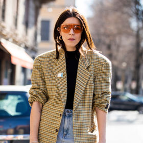 Saka! Na ta jsme se těšili celé léto. Kostkované oversized sako dodá outfitu složeného z džínové minisukně a černého topu úplně jinou náladu.
Saka! Na ta jsme se těšili celé léto. Kostkované oversized sako dodá outfitu složeného z džínové minisukně a černého topu úplně jinou náladu.