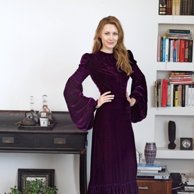 Sametové šaty od Vampire‘s Wife  patří k nejnovějším módním investicím. Značku založila manželka zpěváka Nicka Cavea. 
