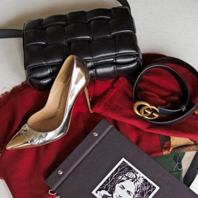 V jejím šatníku nechybí luxusní značky jako Bottega Veneta, Gucci nebo Gianvito Rossi.
