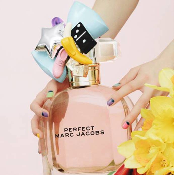 Představujeme vám PERFECT MARC JACOBS, hravou a nečekanou novou vůni od Marc Jacobs Fragances. Vznikla jako oslava optimismu a sebepřijetí. Celkově je inspirována hlavně známou mantrou samotného Marca Jacobse. "Jsem perfektní takový, jaký jsem." Toto motto je pro něj tak důležité a vystihující, že si jej připomíná tetováním na svém zápěstí. 
