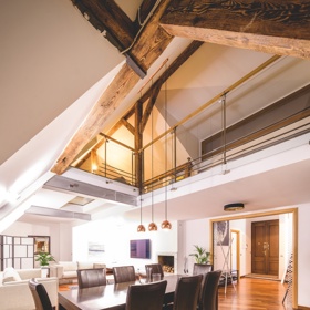 Tříposchoďové apartmá pojme až 14 nocležníků. Dostatečně rozlehlé jsou proto také společné prostory včetně jídelny a obývacího pokoje.
Tříposchoďové apartmá pojme až 14 nocležníků. Dostatečně rozlehlé jsou proto také společné prostory včetně jídelny a obývacího pokoje.