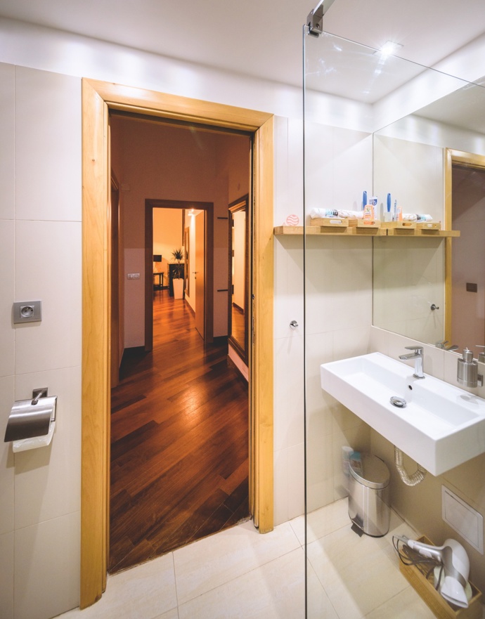 Nájemníkům jsou k dispozici dvě prostorné koupelny, které mají hlavní úkol: zabránit ranním tlačenicím u zrcadla a toalety. Třešinkou na dortu je jacuzzi umístěné na střešní terase.
