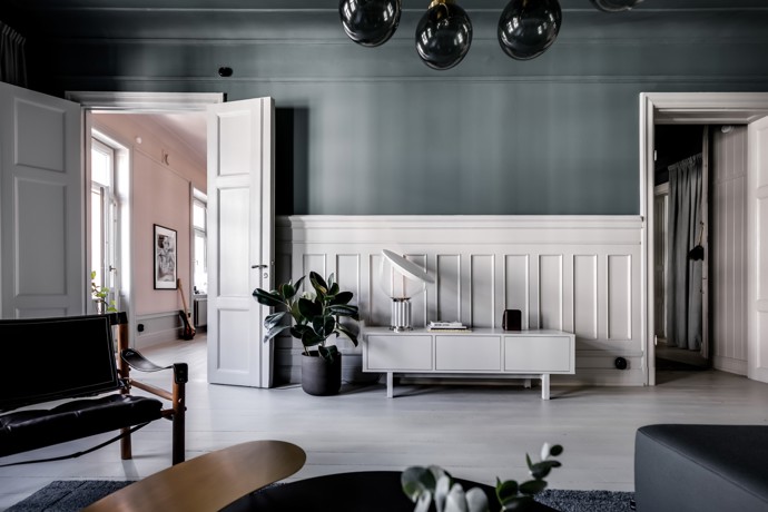 Ctí skandinávskou tradici a přidává moderní designové detaily