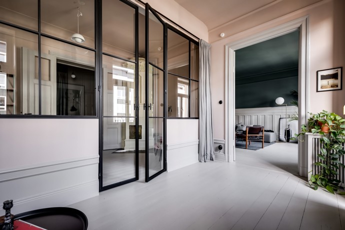 Ctí skandinávskou tradici a přidává moderní designové detaily