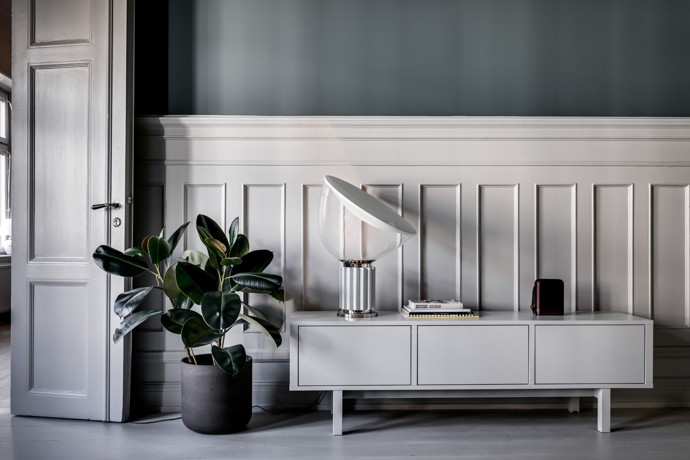 Ctí skandinávskou tradici a přidává moderní designové detaily