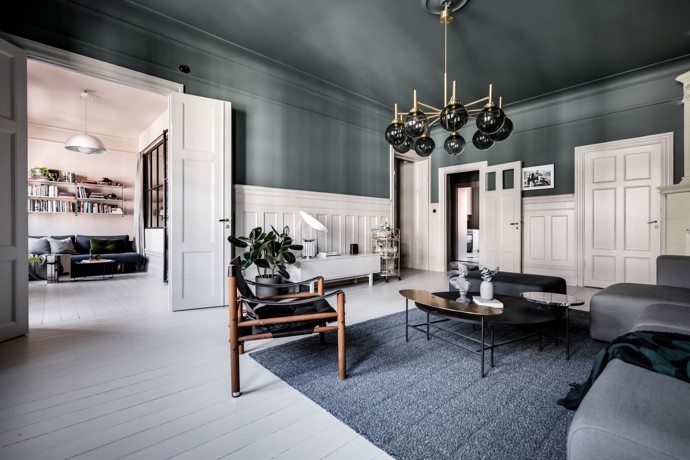 Ctí skandinávskou tradici a přidává moderní designové detaily
