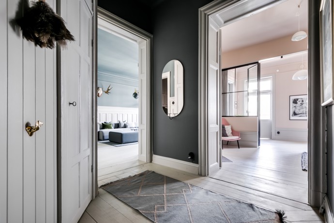Ctí skandinávskou tradici a přidává moderní designové detaily