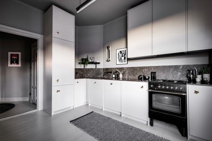 Ctí skandinávskou tradici a přidává moderní designové detaily