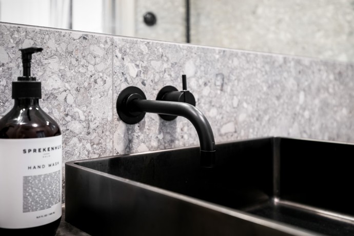 Ctí skandinávskou tradici a přidává moderní designové detaily