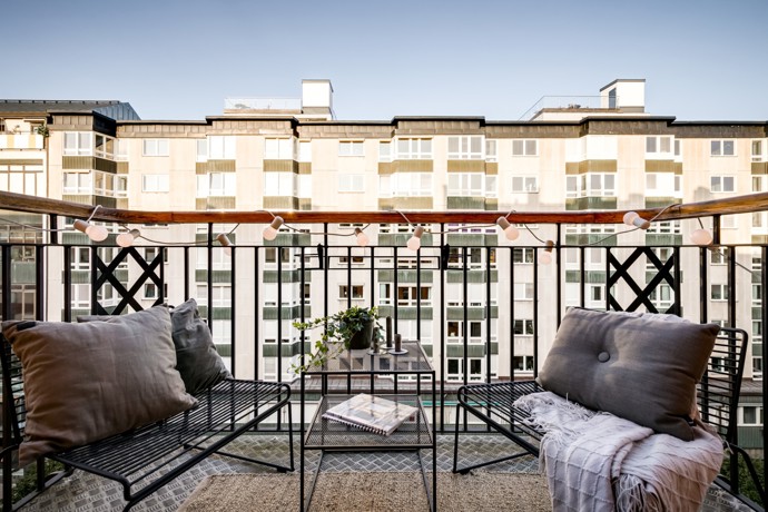 Ctí skandinávskou tradici a přidává moderní designové detaily