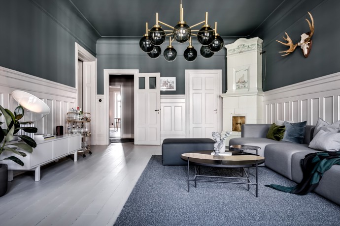 Ctí skandinávskou tradici a přidává moderní designové detaily