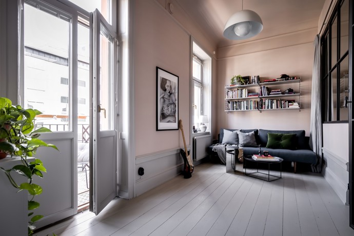 Ctí skandinávskou tradici a přidává moderní designové detaily