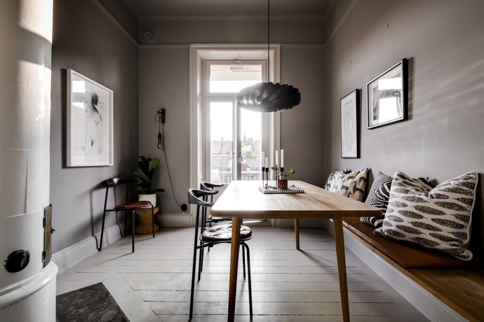 Ctí skandinávskou tradici a přidává moderní designové detaily
