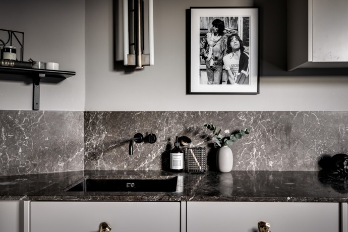 Ctí skandinávskou tradici a přidává moderní designové detaily