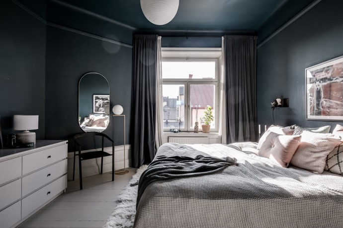 Ctí skandinávskou tradici a přidává moderní designové detaily