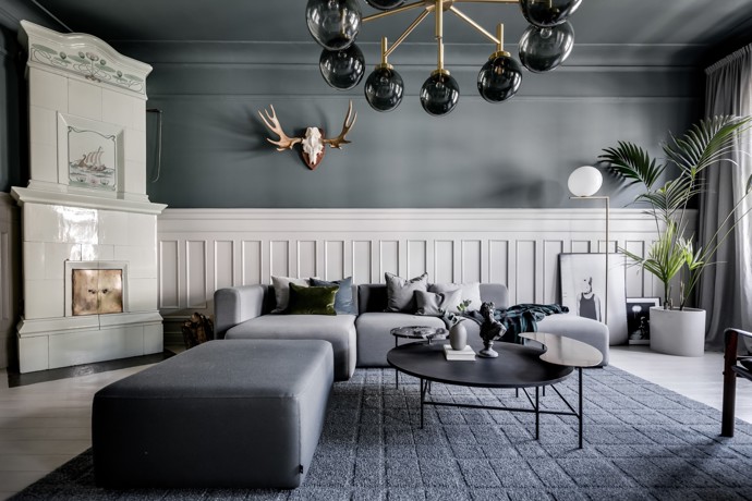 Ctí skandinávskou tradici a přidává moderní designové detaily