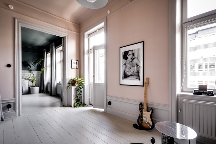 Ctí skandinávskou tradici a přidává moderní designové detaily