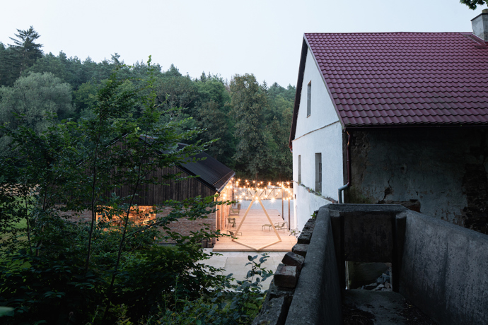 Domek mlynáře, přestavěná stodola, prosklené chatky ve skandinávském stylu